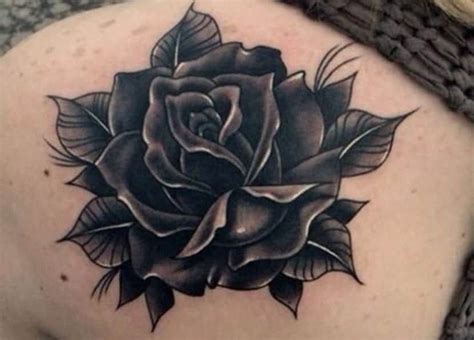 Tatuajes de rosas negras: significado y recopilación de diseños